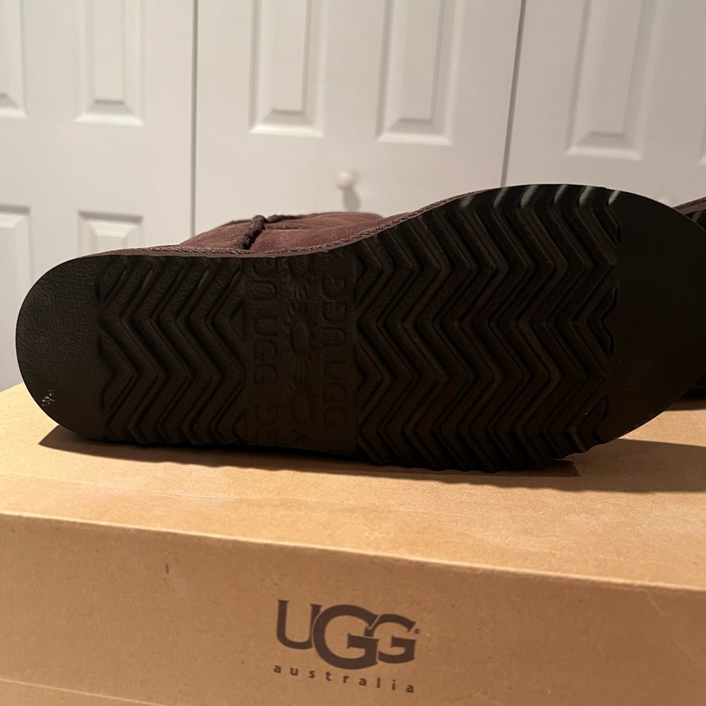 NWT UGG Classic Tall Women’s Boots in Chocolate - Picture 4 of 10
